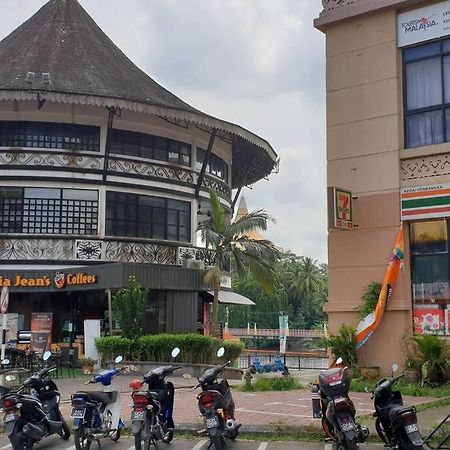 Lovely Waterfront Riverbank Suite With Pool Kuching Ngoại thất bức ảnh