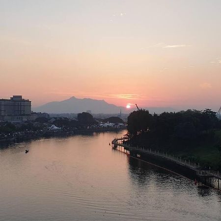 Lovely Waterfront Riverbank Suite With Pool Kuching Ngoại thất bức ảnh