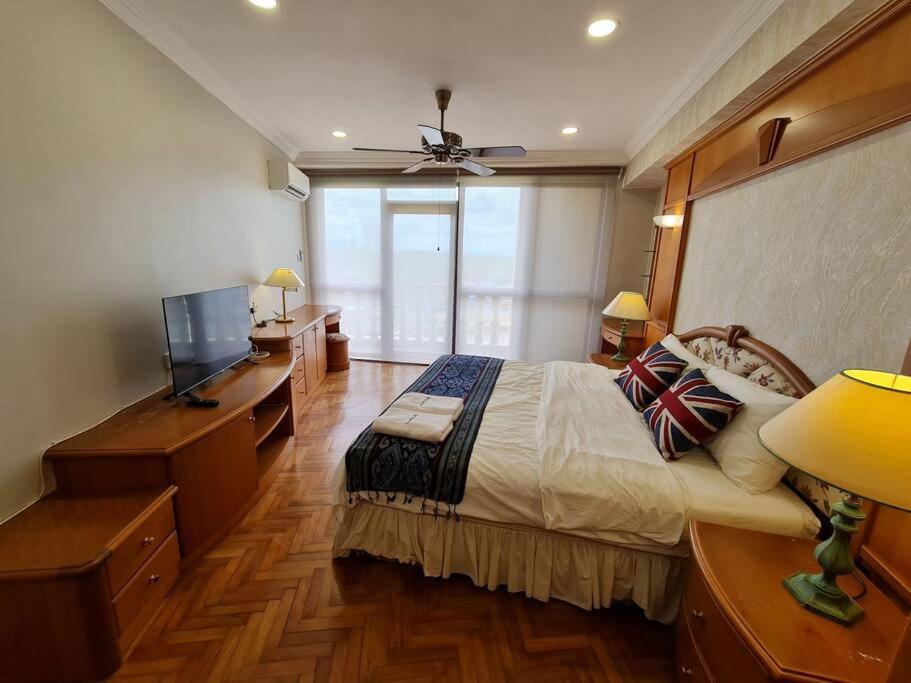 Lovely Waterfront Riverbank Suite With Pool Kuching Ngoại thất bức ảnh