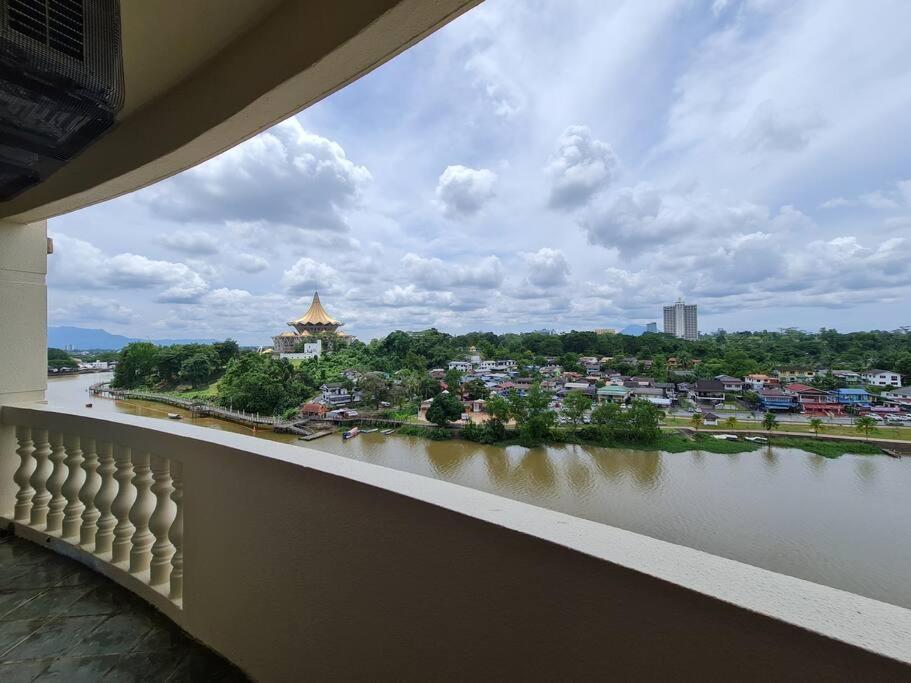 Lovely Waterfront Riverbank Suite With Pool Kuching Ngoại thất bức ảnh