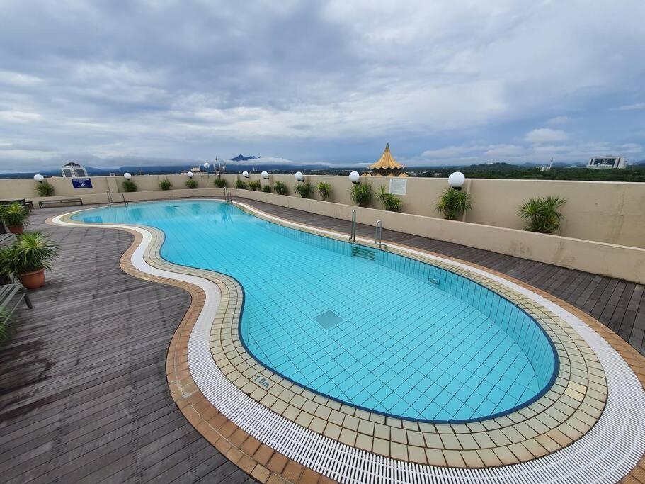 Lovely Waterfront Riverbank Suite With Pool Kuching Ngoại thất bức ảnh
