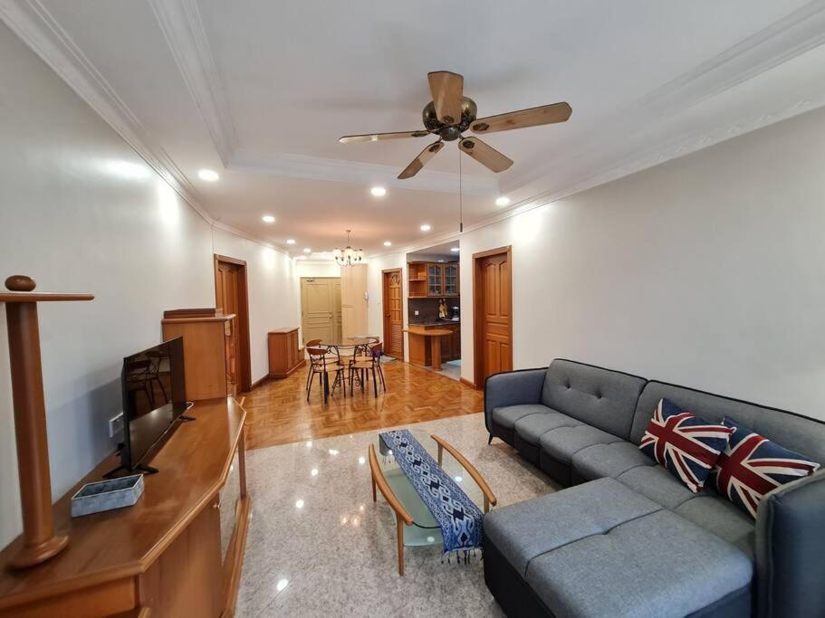 Lovely Waterfront Riverbank Suite With Pool Kuching Ngoại thất bức ảnh
