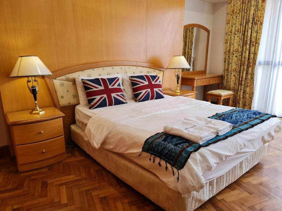 Lovely Waterfront Riverbank Suite With Pool Kuching Ngoại thất bức ảnh