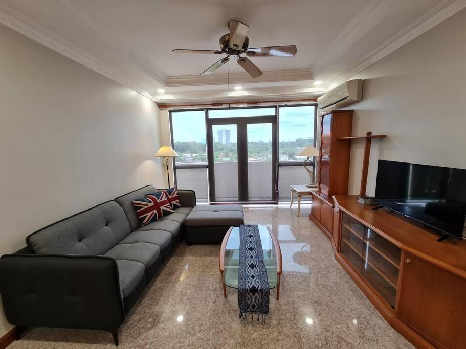 Lovely Waterfront Riverbank Suite With Pool Kuching Ngoại thất bức ảnh