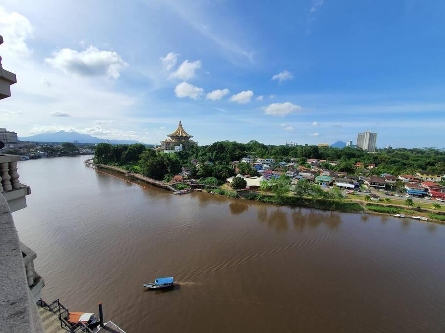 Lovely Waterfront Riverbank Suite With Pool Kuching Ngoại thất bức ảnh