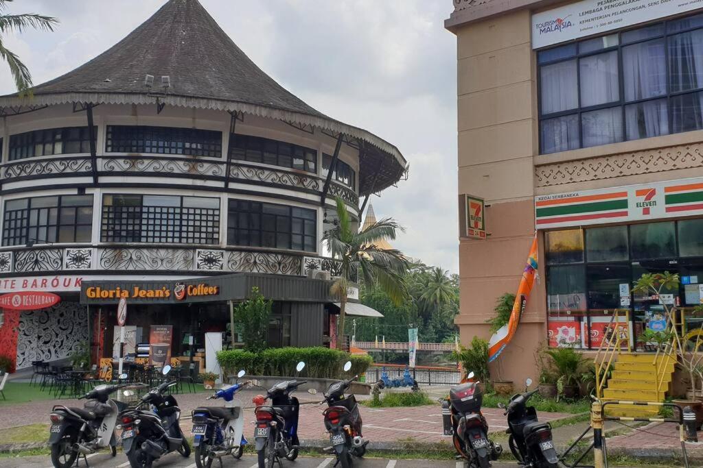 Lovely Waterfront Riverbank Suite With Pool Kuching Ngoại thất bức ảnh