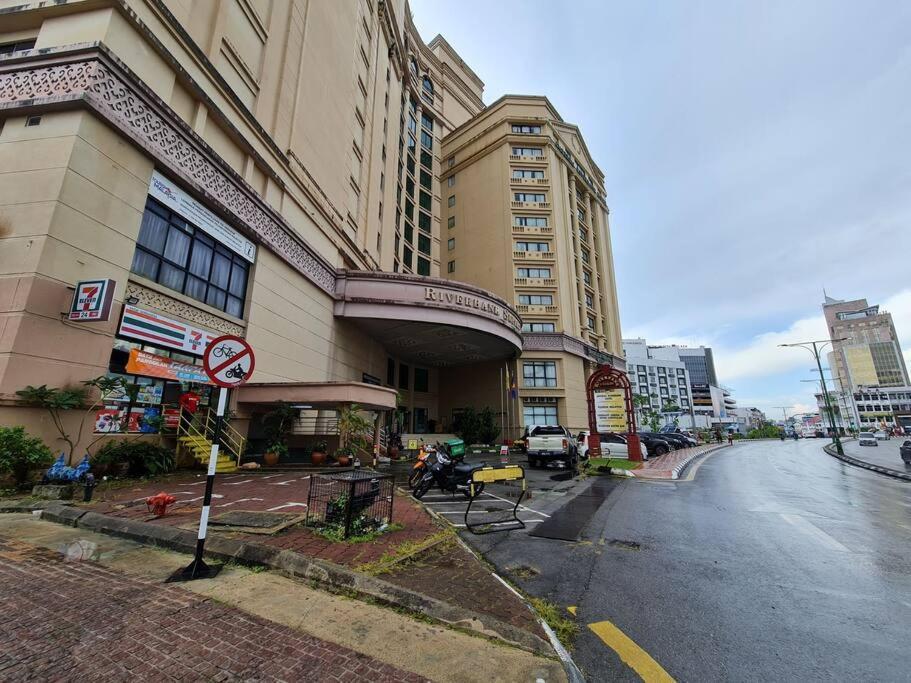 Lovely Waterfront Riverbank Suite With Pool Kuching Ngoại thất bức ảnh