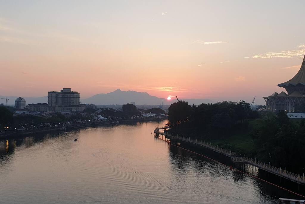 Lovely Waterfront Riverbank Suite With Pool Kuching Ngoại thất bức ảnh