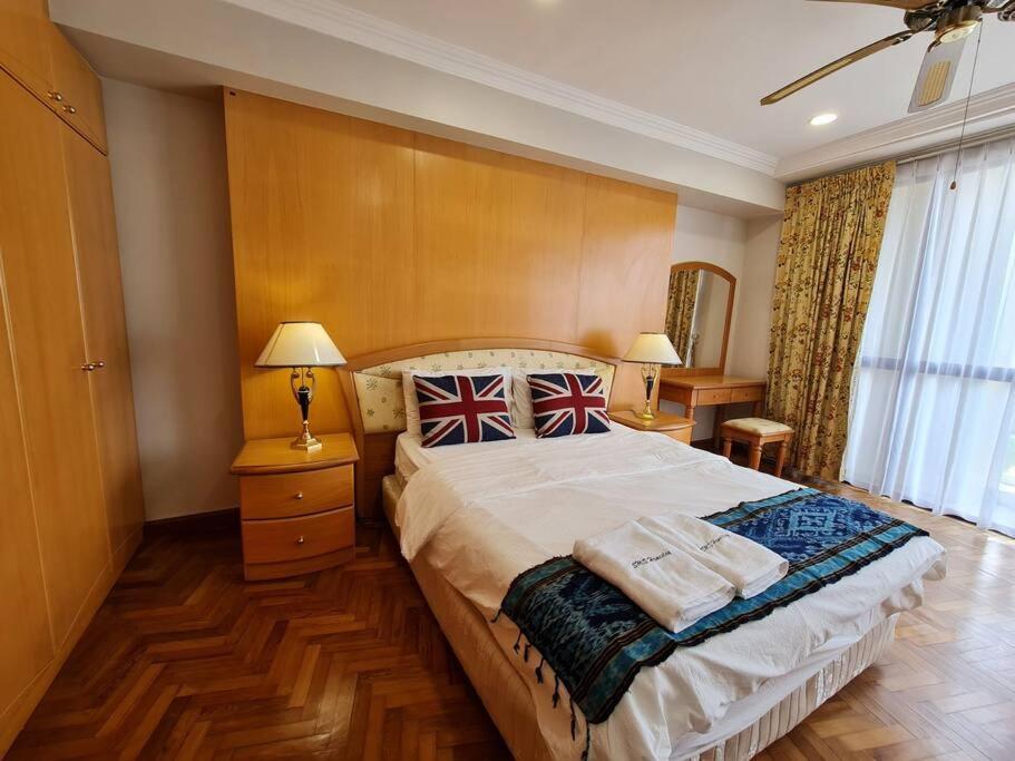 Lovely Waterfront Riverbank Suite With Pool Kuching Ngoại thất bức ảnh