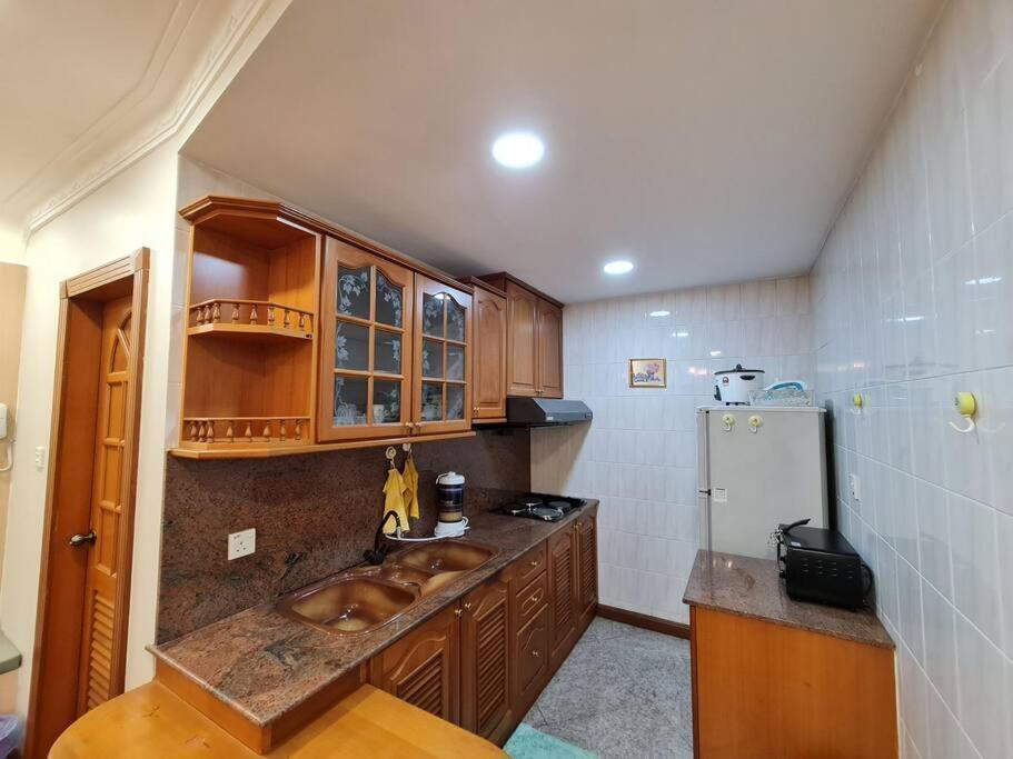 Lovely Waterfront Riverbank Suite With Pool Kuching Ngoại thất bức ảnh
